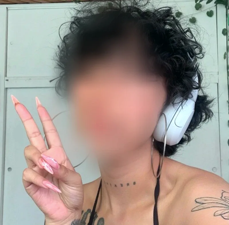 Csilla, 26