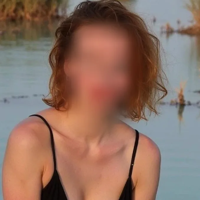 Eszter, 25
