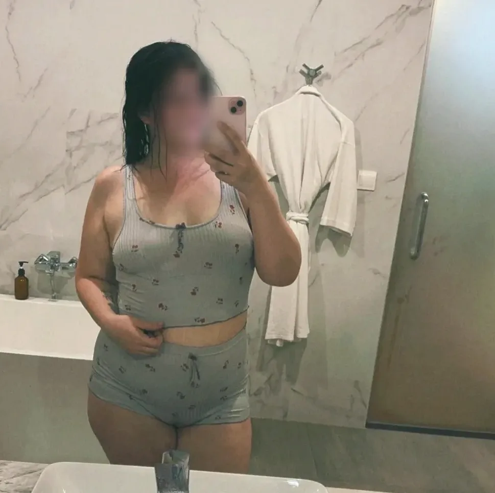 Katalin, 27